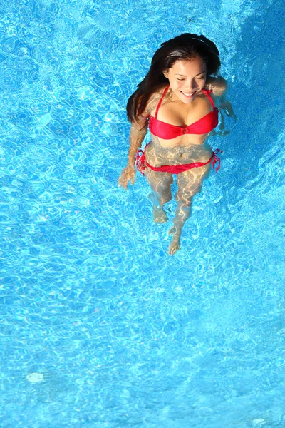 Mujer relajante en la piscina — Foto de Stock