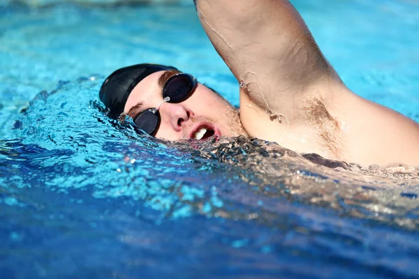 Man zwemmen crawl — Stockfoto