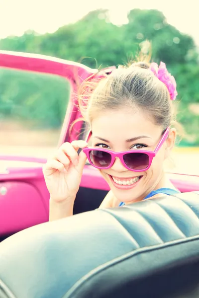 Vintage vrouw in retro auto — Stockfoto