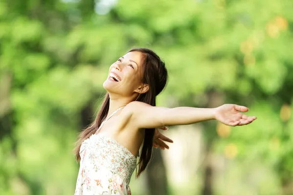 Mujer feliz en primavera o verano —  Fotos de Stock