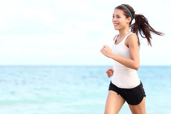 Mujer corriendo en la playa — Foto de Stock