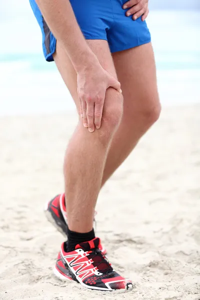 Dolor de rodilla - lesión en el corredor — Foto de Stock