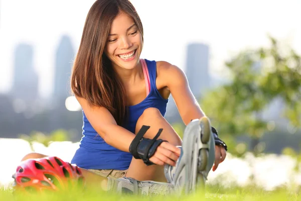 Roller skating, aanbrengend lijn schaatsen vrouw — Stockfoto