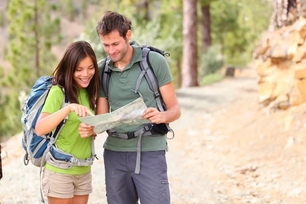 Wandelen - wandelaars op zoek op kaart — Stockfoto