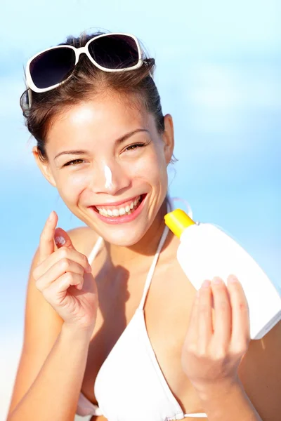 Femme de vacances mettant de la crème solaire — Photo