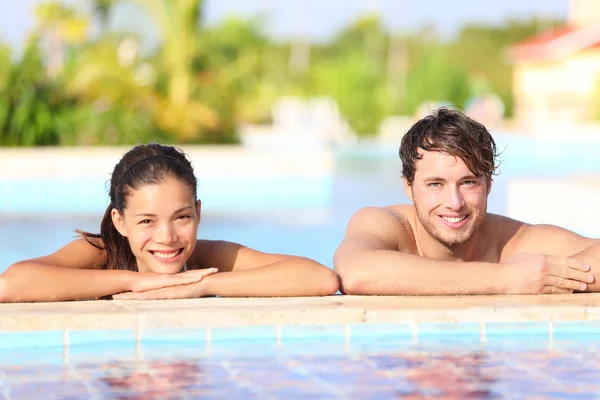 Молода пара в басейні — стокове фото