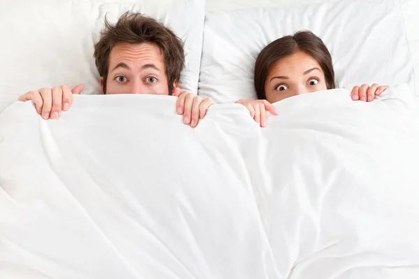 Engraçado casal na cama — Fotografia de Stock