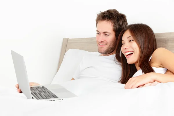Paar mit Laptop im Bett — Stockfoto