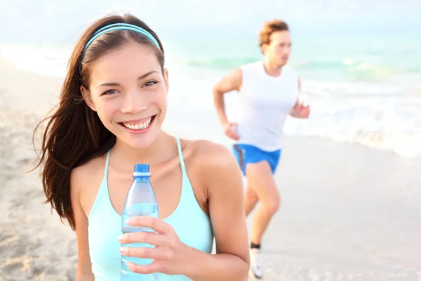 Runner vrouw drinken — Stockfoto