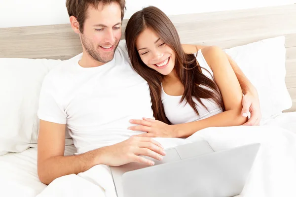 Bed couple with laptop — Stock Photo, Image