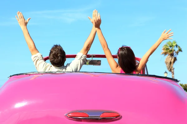 Happy free couple in car — Stock fotografie