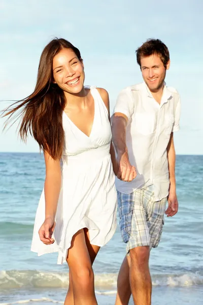 Пляжная пара счастлива — стоковое фото