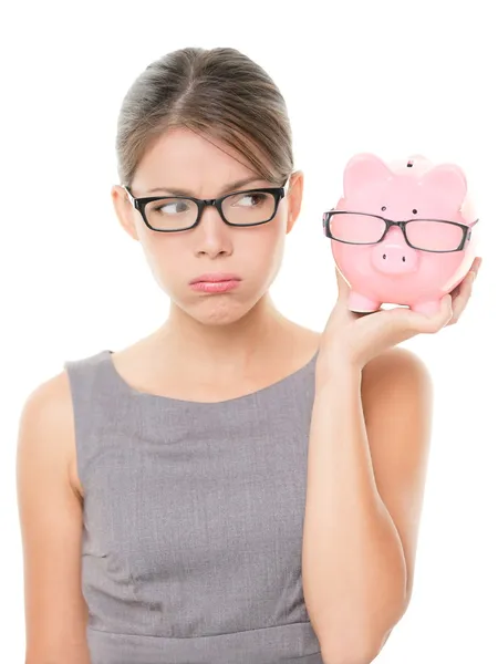 Mujer molesta usando gafas sosteniendo alcancía — Foto de Stock