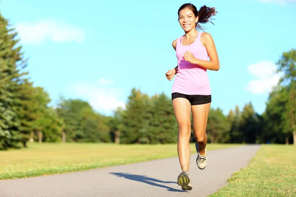 Sport fitness vrouw uitgevoerd — Stockfoto