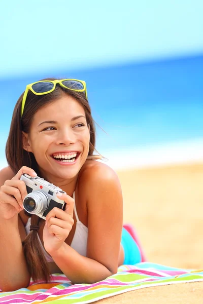 Καλοκαίρι παραλία γυναίκα διασκέδαση κρατώντας φωτογραφική μηχανή — Φωτογραφία Αρχείου