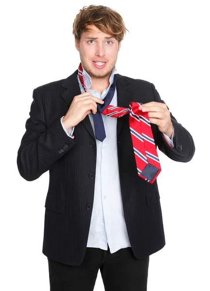 Hombre atando una corbata - divertido —  Fotos de Stock