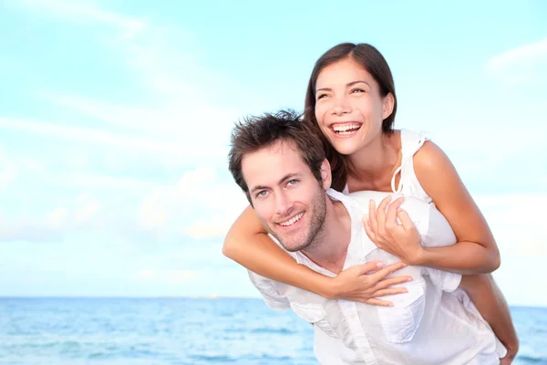 Feliz praia casal piggyback — Fotografia de Stock