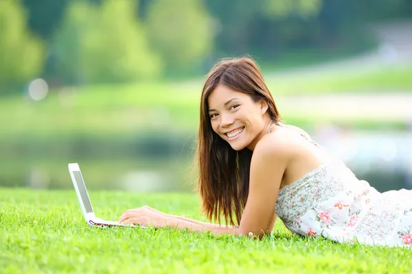 Menina no parque no laptop — Fotografia de Stock