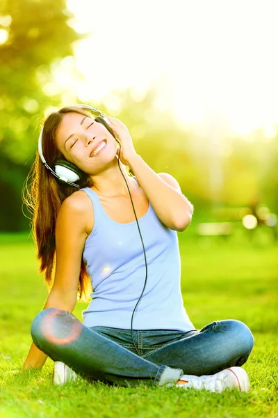 Kvinnan lyssnar på musik — Stockfoto