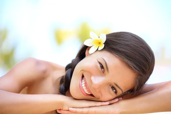 Mujer belleza natural relajante en el spa al aire libre —  Fotos de Stock