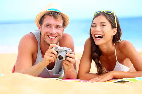 Jovem feliz casal multicultural na praia — Fotografia de Stock