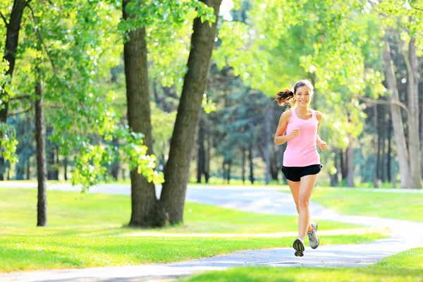 Jogging mulher correndo no parque — Fotografia de Stock