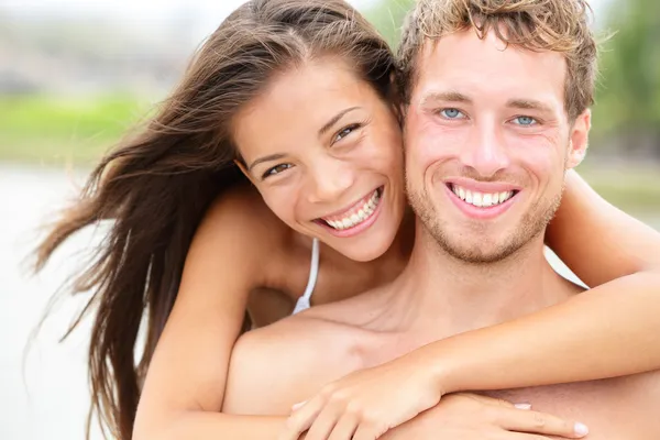 Playa pareja - joven feliz pareja retrato —  Fotos de Stock