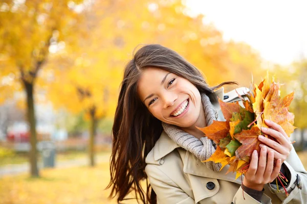 Automne femme jouer avec feuilles — Photo