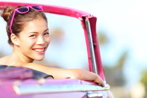 ビンテージ車の中で幸せな車の女性 — ストック写真