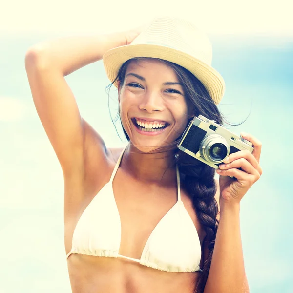 Spiaggia donna con vintage fotocamera retrò — Foto Stock