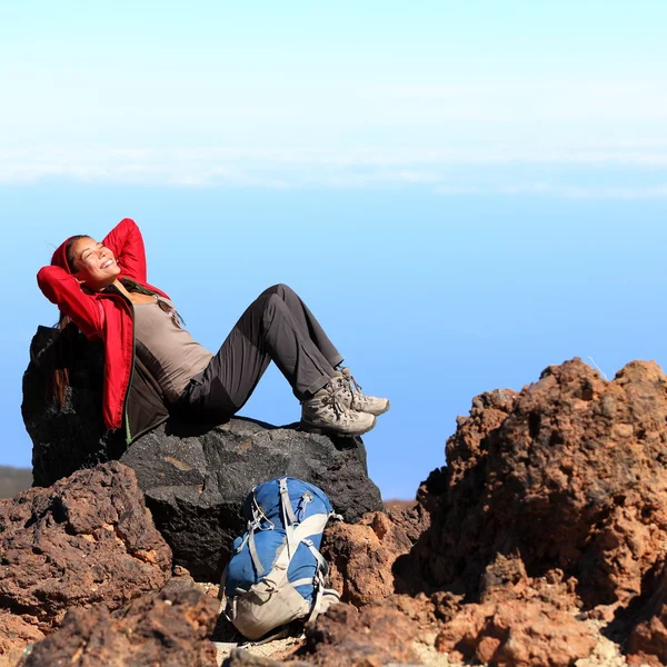 Descanso relajante excursionista — Foto de Stock