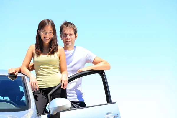 Pareja y coche nuevo —  Fotos de Stock