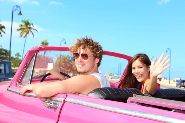 Coppia felice in auto vintage retrò — Foto Stock