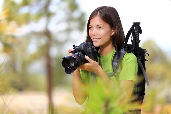 Doğa seyahat fotoğrafçı kadın — Stok fotoğraf