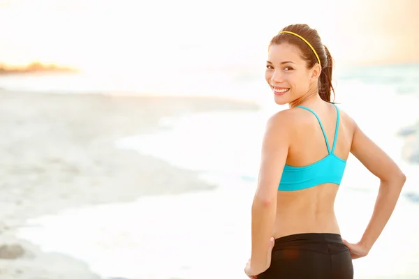 Dziewczynka fitness na plaży — Zdjęcie stockowe