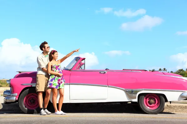 Carro vintage - casal apontando — Fotografia de Stock