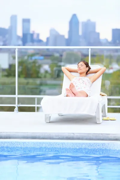 Mulher relaxante na piscina da cidade — Fotografia de Stock