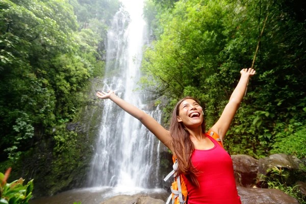 Hawaiianische Touristin von Wasserfall begeistert — Stockfoto