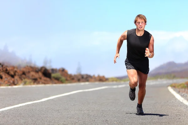 Adam çalıştıran yolda sprinting — Stok fotoğraf