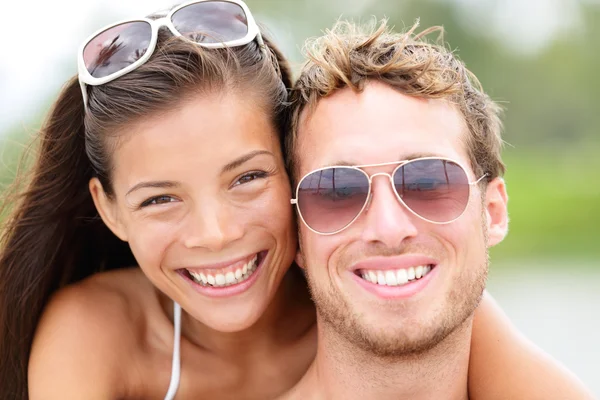Glada unga stranden par närbild porträtt — Stockfoto