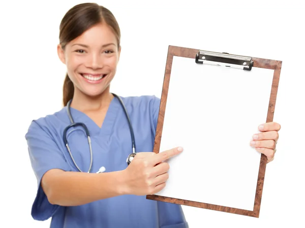 Enfermeira mostrando espaço de cópia de prancheta de sinal médico — Fotografia de Stock