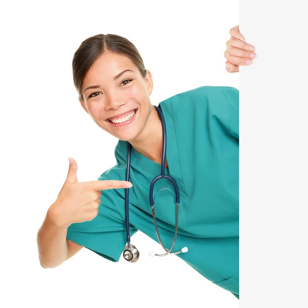 Medicinska tecken person - kvinna visar tom affisch — 图库照片