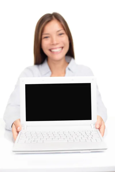 Ноутбук компьютер - женщина показывает экран улыбаясь — стоковое фото
