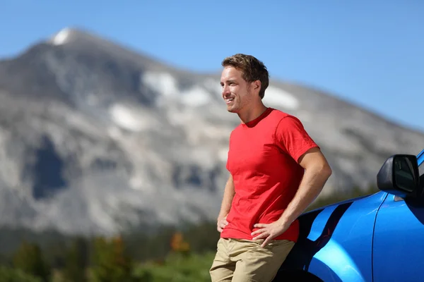 Coche y conductor hombre en hermoso paisaje de montaña —  Fotos de Stock