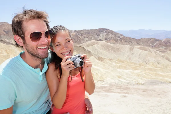 Tourists couple fun in Death Valley — Stock Photo, Image