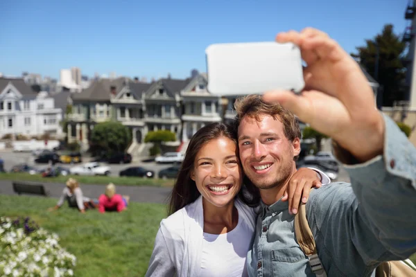 Jovem casal feliz em San Francisco Alamo Square — Fotografia de Stock