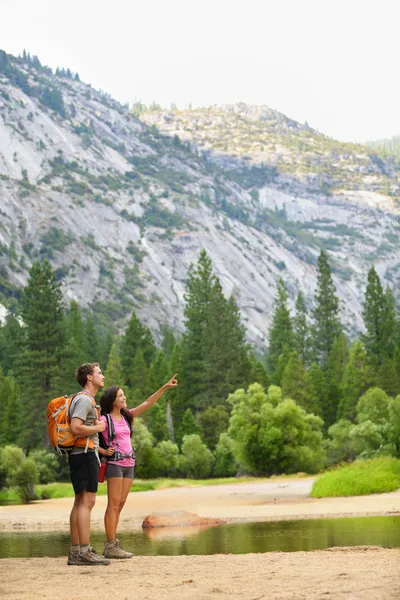 Yosemite dağlarında yürüyüş hiking — Stok fotoğraf
