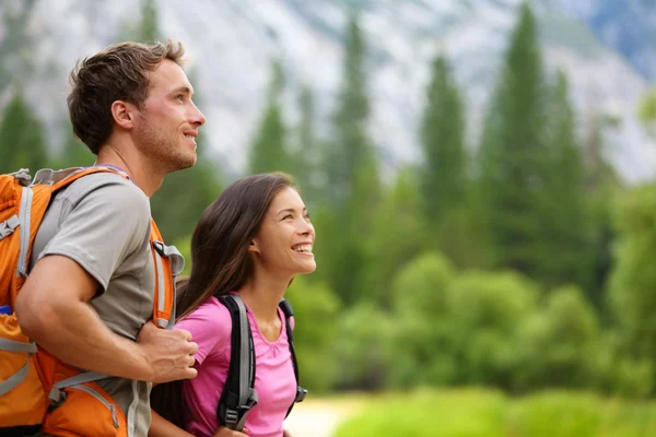 Casal - caminhantes ativos caminhadas em Yosemite — Fotografia de Stock