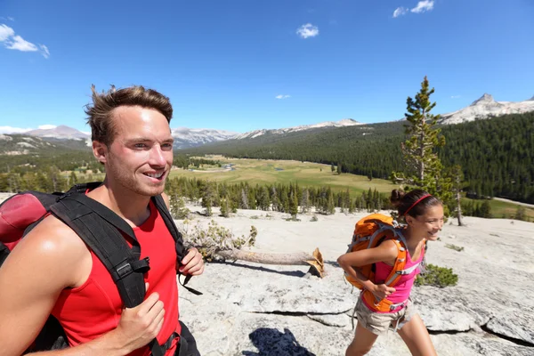 Senderismo - pareja de jóvenes excursionistas en Yosemite —  Fotos de Stock