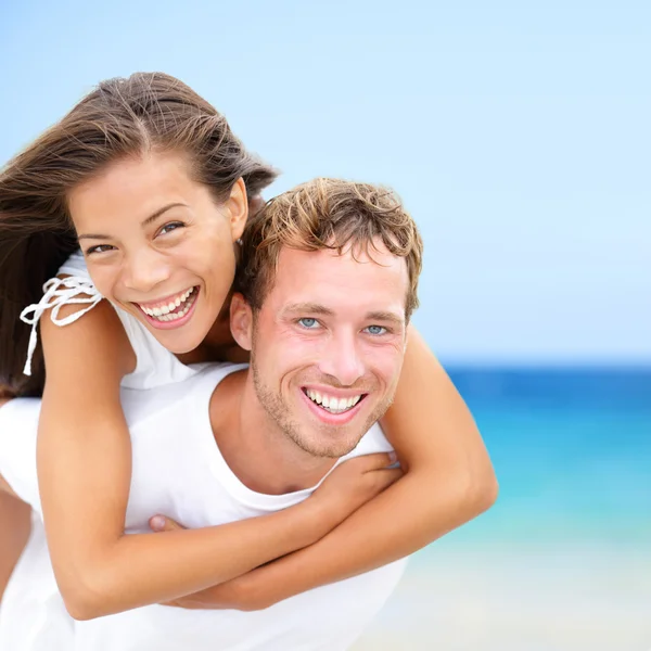 Casal feliz na praia verão férias divertidas — Fotografia de Stock